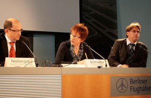 Pressekonferenz mit Hans Niebergall (links), Leiter der Berliner DFS-Niederlassung, Kathrin Schneider, Vorsitzende der Fluglärmkommission und Jens-Uwe Schade, Pressesprecher des Ministeriums für Infrastruktur und Landwirtschaft. (Foto: Jörg Levermann)