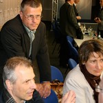 Zeuthens Bürgermeisterin Beate Burgschwieger (rechts) mit Schulzendorfs Anmtskollege Markus Mücke (links) und Bernd Speer (Eichwalde) diskutieren die Ergebnisse der Fluglärmkommission mit Landrat Loge. (Foto: Jörg Levermann) Zeuthens Bürgermeisterin Beate Burgschwieger (rechts) mit Schulzendorfs Anmtskollege Markus Mücke (links) und Bernd Speer (Eichwalde) diskutieren die Ergebnisse der Fluglärmkommission mit Landrat Loge. (Foto: Jörg Levermann)