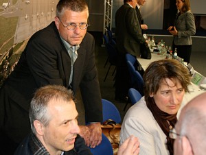 Zeuthens Bürgermeisterin Beate Burgschwieger (rechts), der Schulzendorfer Amtskollege Markus Mücke (links) und Bernd Speer (Eichwalde) diskutieren die Ergebnisse der Fluglärmkommission mit Landrat Loge. (Foto: Jörg Levermann)
