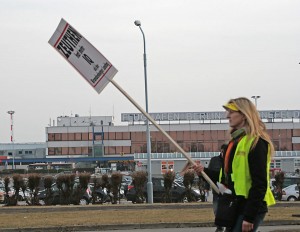 Eine Demonstrantin aus Zeuthen vor dem Flughafen Schönefeld. (Foto: Jörg Levermann)