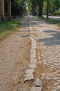 Gehweg an der Bahnhofstraße in Eichwalde. (Foto: Jörg Levermann)