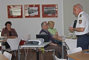 Polizist Heinz-Ulrich Sauer erklärte, welche Gefahren am Geldautomaten lauern. (Foto: Jörg Levermann)