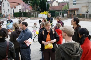 Rund 50 Menschen demonstrierten vergangenen Montag erneut auf dem Eichwalder Marktplatz. (Foto: Jörg Levermann)