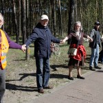 Wolf und Maria Carius (2. und 3. v. l.) aus Eichwalde waren Teil der Menschenkette gegenüber des Reifenwerks in Schmöckwitz. (Foto: Jörg Levermann) Wolf und Maria Carius (2. und 3. v. l.) aus Eichwalde waren Teil der Menschenkette gegenüber des Reifenwerks in Schmöckwitz. (Foto: Jörg Levermann)