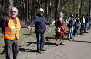 Wolf und Maria Carius (2. und 3. v. l.) aus Eichwalde waren Teil der Menschenkette gegenüber des Reifenwerks in Schmöckwitz. (Foto: Jörg Levermann) Wolf und Maria Carius (2. und 3. v. l.) aus Eichwalde waren Teil der Menschenkette gegenüber des Reifenwerks in Schmöckwitz. (Foto: Jörg Levermann)