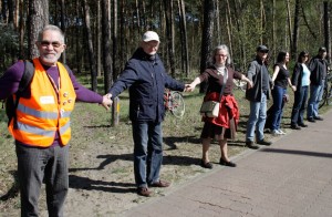 Wolf und Maria Carius (2. und 3. v. l.) aus Eichwalde waren Teil der Menschenkette gegenüber des Reifenwerks in Schmöckwitz. (Foto: Jörg Levermann)