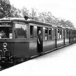 Die Elektrische 1957 am S-Bahnhof Eichwalde. (Foto: Heimatverein Eichwalde) Die Elektrische 1957 am S-Bahnhof Eichwalde. (Foto: Heimatverein Eichwalde)