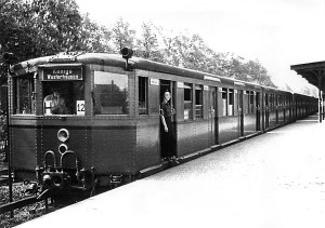 Die Elektrische 1957 am S-Bahnhof Eichwalde. (Foto: Ortsarchiv)