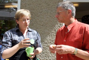 Vorstandsmitglied Hendrikje Lehmann im Gespräch mit Eichwaldes Bürgermeister Bernd Speer. (Foto: Mathias Hausding)