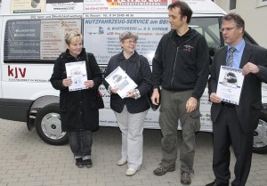 Jugendarbeiter Frank Vulpius (3. v.l.) bedankt sich bei Sponsoren des Transporters für die Jugendarbeit: Carola Wilde-Starke (li.), Starke Mobile, Eichwalde; Christine Petke (2. v. li.), Büroservice, Schulzendorf und Klaus Hanreich (re.), BBAT AG, Wildau. (Foto: Jörg Levermann)