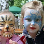 Die Eichwalder Waldkinder Nele (l.) und Mascha bunt geschminkt am Tag der offenen Tür.