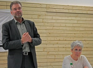 Peter Ohm, Verband Deutscher Grundstücksnutzer und Kreistagsabgeordnete Sabine Peter informierten über rechtliche Möglichkeiten des Widerspruchs gegen Gebührenbescheide des MAWV. (Foto: Jörg Levermann)