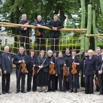 Das Schmöckwitzer Kammerorchester spielt in der evangelischen Kirche am Händelplatz Musik der Sinti und Roma. (Foto: Burkhard Fritz) Das Schmöckwitzer Kammerorchester spielt in der evangelischen Kirche am Händelplatz Musik der Sinti und Roma. (Foto: Burkhard Fritz)