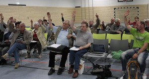 Anwesende bei der Informations- und Protestveranstaltung des VDGN votierten für den „Ludwigsfelder Appell“. (Foto: Jörg Levermann)