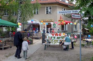 Festtagsstimmung vor dem Eichwalder Waldkindergarten. (Foto: Mathias Hausding) Festtagsstimmung vor dem Eichwalder Waldkindergarten. (Foto: Mathias Hausding)