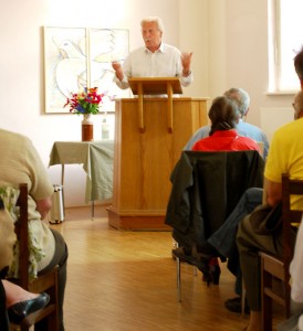 Arno Surminski las im Evangelischen Gemeindezentrum von der Kanzel. (Foto: Burkhard Fritz)