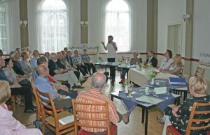Bürger und Kommunalpolitik diskutierten über die Sanierung der Uferbahn. (Foto: Initiative Pro Uferbahn)