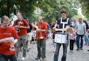 Das Eichwalder Blasorchester sorgte für den musikalischen Rahmen beim Festumzug. (Foto: Jörg Levermann)