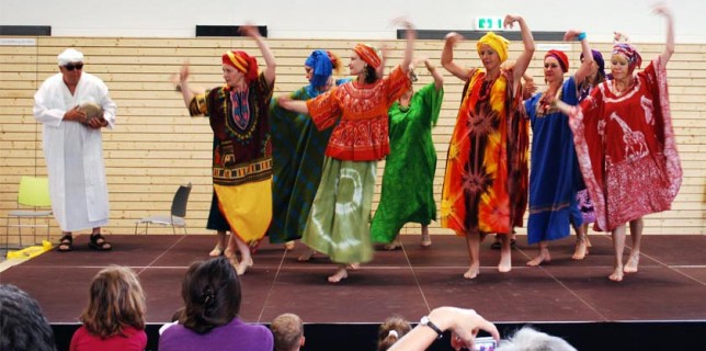 Zum Tag der Offenen Tür der Radeland-Halle zeigte Jazzdance-Gruppe des Ajax Eichwalde einen afrikanischen Tanz. (Foto: Burkhard Fritz)