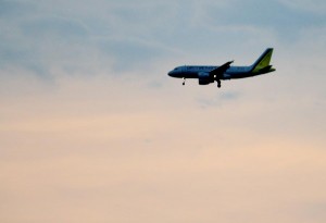 Abendlicher Landeanflug über Waltersdorf. (Foto: Jörg Levermann)