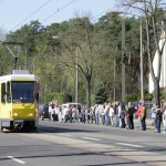 Noch im April demonstrierten Tausende in Schmöckwitz für den Erhalt der Uferbahn. Nun fordern Sie Antworten von Politik und BVBG. (Foto: Jörg Levermann) Noch im April demonstrierten Tausende in Schmöckwitz für den Erhalt der Uferbahn. Nun fordern Sie Antworten von Politik und BVBG. (Foto: Jörg Levermann)