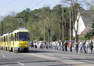 Noch im April demonstrierten Tausende in Schmöckwitz für den Erhalt der Uferbahn. Nun fordern Sie Antworten von Politik und BVBG. (Foto: Jörg Levermann)