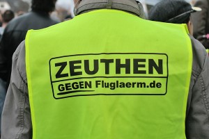 Mit markanten Westen protestieren Zeuthener gegen Fluglärm und neue Flugrouten. (Foto: Jörg Levermann)