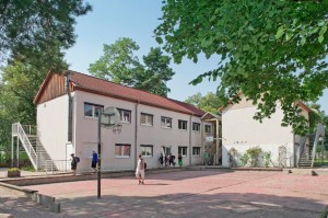 Der Schallschutz in der Oberschule „Villa Elisabeth“ in Eichwalde wurde in den Sommerferien fertiggestellt. (Foto: Günter Wicker / Ligatur, Berliner Flughäfen)