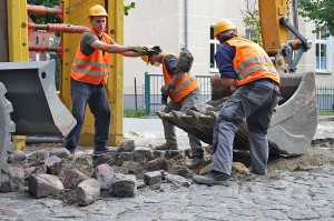 Bauarbeiter nahmen in der vergangenen Woche das Straßenpflaster der Fonateallee auf. (Foto: Jörg Levermann) 