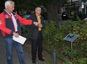 Herbert Boeck, Vorsitzender des Fördervereins Platz am Plumpengraben und Bürgermeister Bernd Speer enthüllten die neue Informationstaffel am Plumpengraben. (Foto: Jörg Levermann)