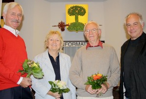 Gemeindevertreter wählten neue Beiratsmitglieder und Schiedspersonen. Von links nach rechts: Herbert Boeck, Seniorenbeirat; Regina Schulz, Peter Schulz, beide Schiedspersonen und Volker Panecke, Kulturbeirat. (Foto: Jörg Levermann)