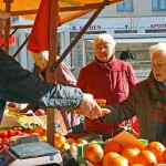 Solange man noch rüstig ist im Alter, gehört der selbstständige Einkauf auf dem Markt zur Selbstverständlichkeit. (Foto: Jörg Levermann) Solange man noch rüstig ist im Alter, gehört der selbstständige Einkauf auf dem Markt zur Selbstverständlichkeit. (Foto: Jörg Levermann)