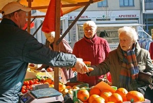 Solange man im Alter noch rüstig ist, gehört der selbstständige Einkauf auf dem Markt zur Selbstverständlichkeit. (Foto: Jörg Levermann)