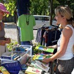 Auch gebrauchte Lehrbücher waren gefragte Waren auf dem Flohmarkt rund um die evangelische Kirche am Händelplatz. (Foto: Jörg Levermann)