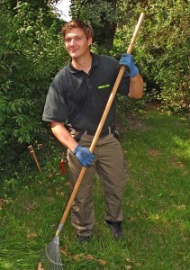 Auch im Garten packen die helfenden Hände von social care mit an. (Foto: social care)