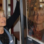 Katarzyna Gawrych-Olender hängt ihre Grafiken in die Alte Feuerwache. (Foto: Jörg Levermann)