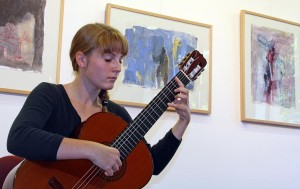 Judith Beschow sorgte mit ihrem Gitarrenspiel für andächtige Stille. (Foto: Jörg Levermann)