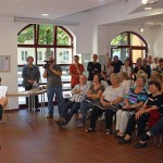 Die Bestuhlung der Alten Feuerwache reichte nicht aus, um allen Besuchern Sitzplätze zu Bieten. (Foto: Jörg Levermann)