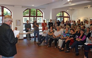 Die Stühle der Alten Feuerwache reichte nicht aus, um allen Besuchern Sitzplätze zu bieten. (Foto: Jörg Levermann)