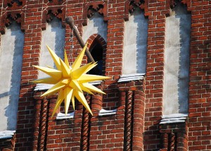 Bald schwebt wieder der Herrnhuter Stern über dem Portal der evangelischen Kirche in Eichwalde. (Foto: Burkhard Fritz)