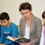 Staatssekretärin Tina Fischer ließt aus dem Kinderbuch „Anton taucht ab“, eine Feriengeschichte. (Foto: Jörg Levermann). Staatssekretärin Tina Fischer ließt aus dem Kinderbuch „Anton taucht ab“, eine Feriengeschichte. (Foto: Jörg Levermann).