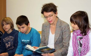 Staatssekretärin Tina Fischer ließt aus dem Kinderbuch „Anton taucht ab“, eine Feriengeschichte. (Foto: Jörg Levermann).