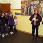 Ein Schüler der Humboldt-Grundschule und Ortschronist Wolfgang Fluegge informierten darüber, wie das Mosaik von Elisabeth Jeske in die Grundschule kam. (Foto: Burkhard Fritz) Ein Schüler der Humboldt-Grundschule und Ortschronist Wolfgang Fluegge informierten darüber, wie das Mosaik von Elisabeth Jeske in die Grundschule kam. (Foto: Burkhard Fritz)