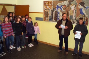 Ein Schüler der Humboldt-Grundschule und Ortschronist Wolfgang Fluegge informierten darüber, wie das Mosaik von Elisabeth Jeske in die Grundschule kam. (Foto: Burkhard Fritz)