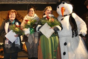 Die Gewinnerinnen des Wettbewerbes um das schönste weihnachtlich geschmückte Schaufenster. (Foto: Jörg Levermann)