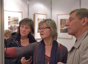 Gisela Gräning im Gespräch mit Kunstinteressierten. (Foto: Burkhard Fritz)