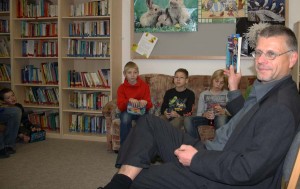 Bürgermeister Bernd Speer brachte ein Buch aus eigenen Kindertagen mit: Feuerschuh und Windsandale. (Foto: Jörg Levermann)