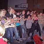 Teenager aus ganz Brandenburg bei der Ten Sing-Show im November 2010 in der Zeuthener Mehrzweckhalle. (Foto: Jörg Levermann)