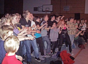 Teenager aus ganz Brandenburg bei der Ten Sing-Show im November 2010 in der Zeuthener Mehrzweckhalle. (Foto: Jörg Levermann)