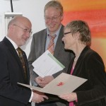 Wissenschaftsministerin Sabine Kunst übergab gestern die Ernennungsurkunde an Lázló Ungvári. (Foto: TH Wildau) Wissenschaftsministerin Sabine Kunst übergab gestern die Ernennungsurkunde an Lázló Ungvári. (Foto: TH Wildau)